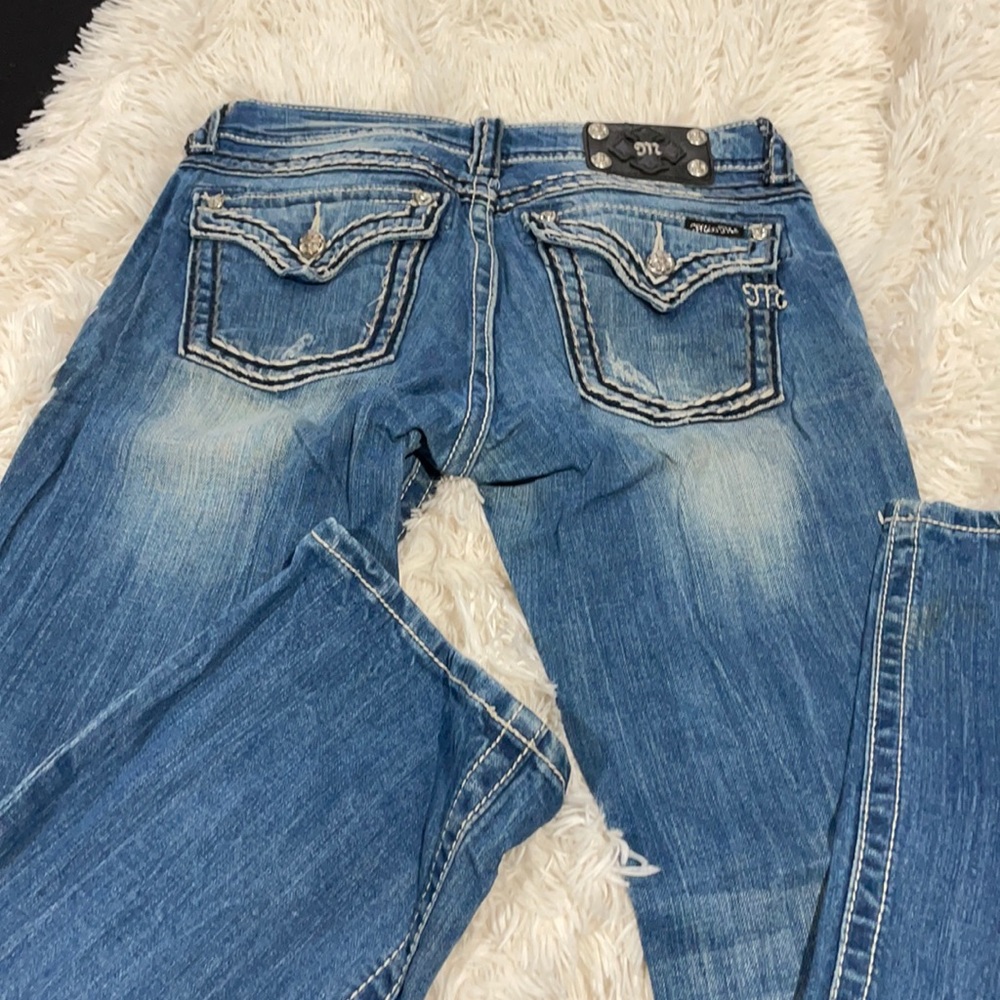 Miss me envelope style pocket jeans with double stitching. Boot cut